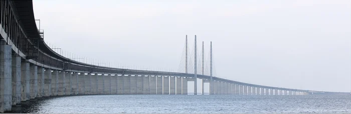 En stor fin tavla på öresundsbron på canvas.